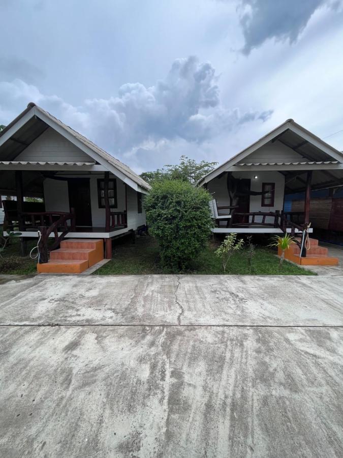Pyramid Bungalow Hotell Ban Laem Sai Exteriör bild
